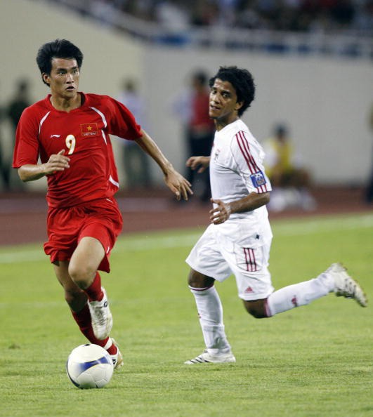 Công Vinh trong chiến thắng 2-0 trước UAE tháng 7/2007. (Xem pha lốp bóng bằng chân trái của Công Vinh qua đầu thủ môn)